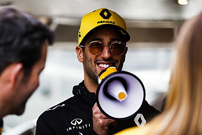 Képeken Ricciardo szenzációs sisakfestése a Renault-nál