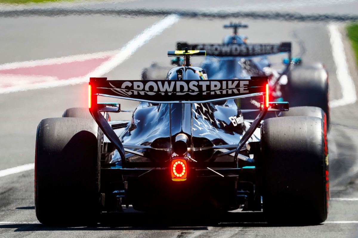 La FIA investiga por partida doble a Russell tras el viernes de Australia