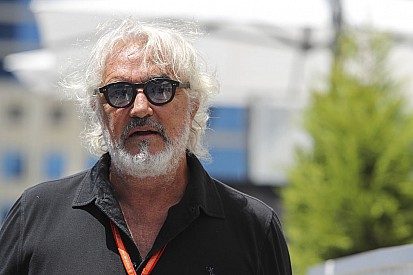 Briatore: “É difícil vencer nos construtores com Raikkonen”
