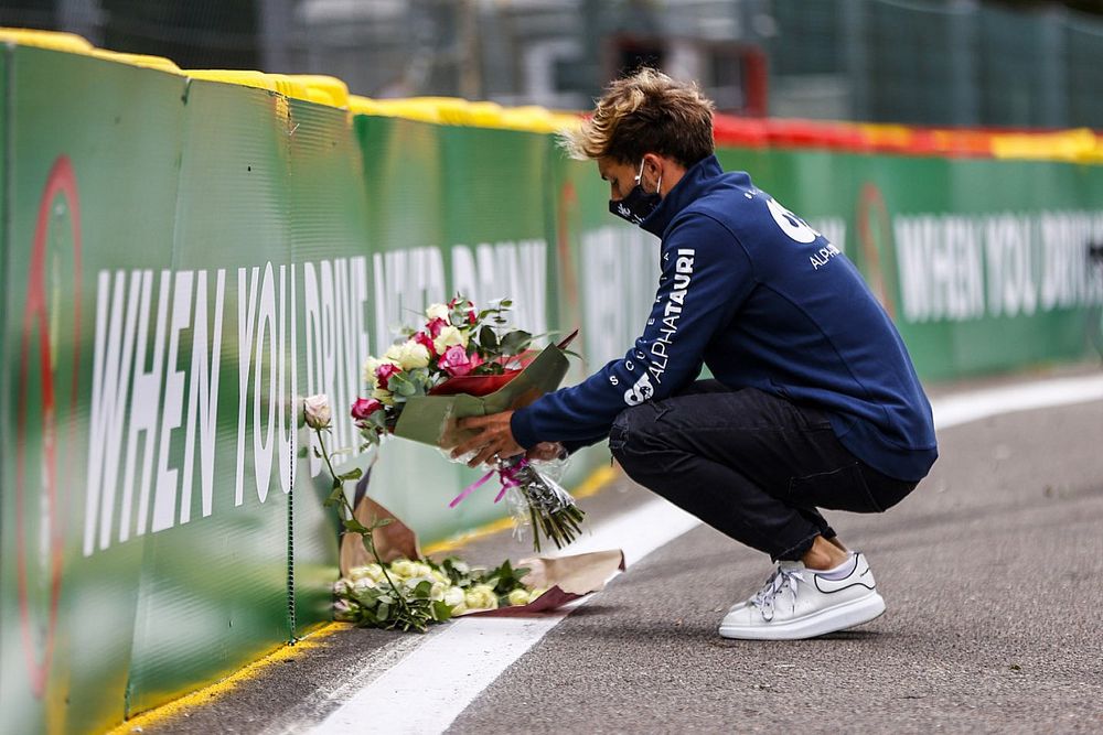 Pierre Gasly, Toro Rosso, depone fiori in memoria di Anthonie Hubert, deceduto in questo luogo nel 2019
