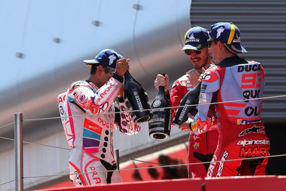 Podio: segundo lugar Jorge Martín, Pramac Racing, ganador Francesco Bagnaia, Ducati Team, tercero Marc Márquez, Gresini Racing