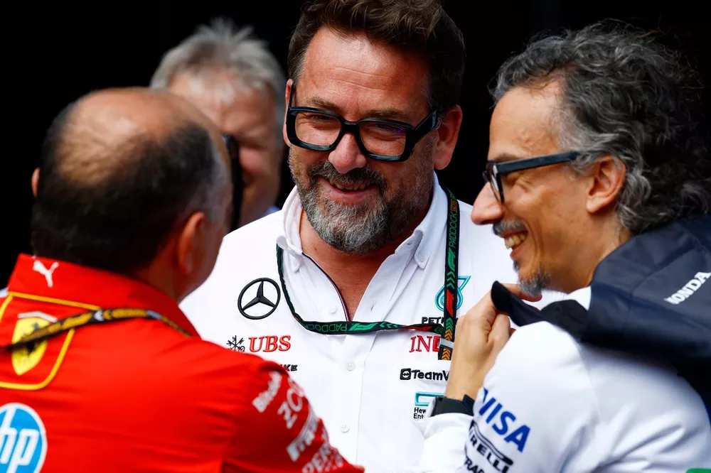 Frederic Vasseur, teambaas en General Manager, Scuderia Ferrari, in gesprek met Gwen Lagrue, Mercedes Driver Development Advisor, Laurent Mekies, teambaas RB F1 Team 