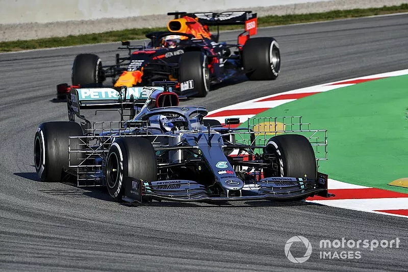 Valtteri Bottas, Mercedes F1 W11 et Max Verstappen, Red Bull Racing 
