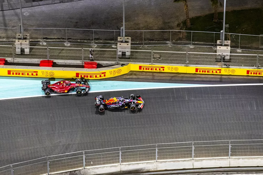 Sergio Perez, Red Bull Racing RB18, Carlos Sainz Jr., Ferrari F1-75