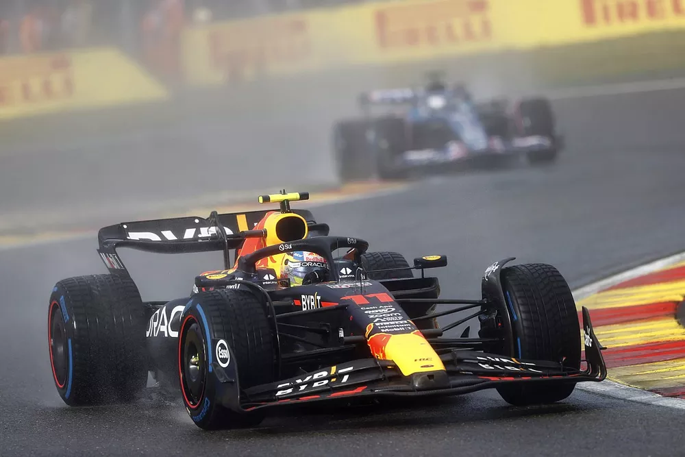Sergio Perez, Red Bull Racing RB19, Esteban Ocon, Alpine A523