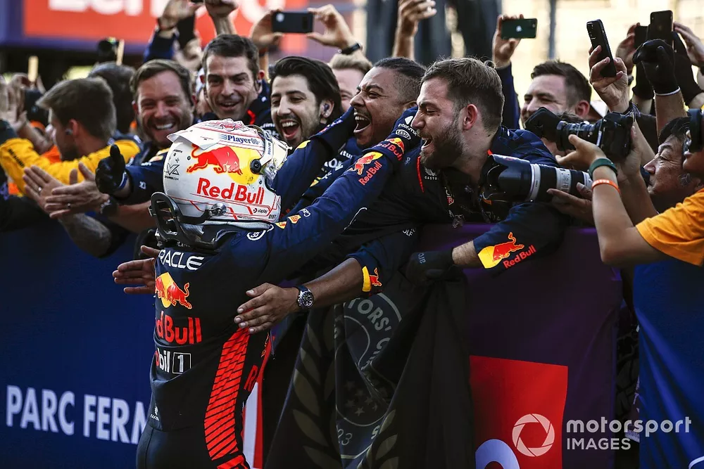 Max Verstappen, Red Bull Racing, 1&ordf; posi&ccedil;&atilde;o, comemora com sua equipe na chegada ao Parc Ferme 