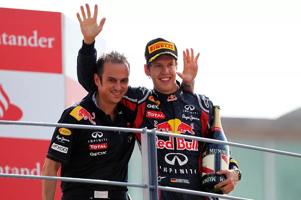O vencedor da corrida, Sebastian Vettel, da Red Bull Racing, comemora no p&oacute;dio com Stefano Sordo, engenheiro de corrida da Red Bull Racing