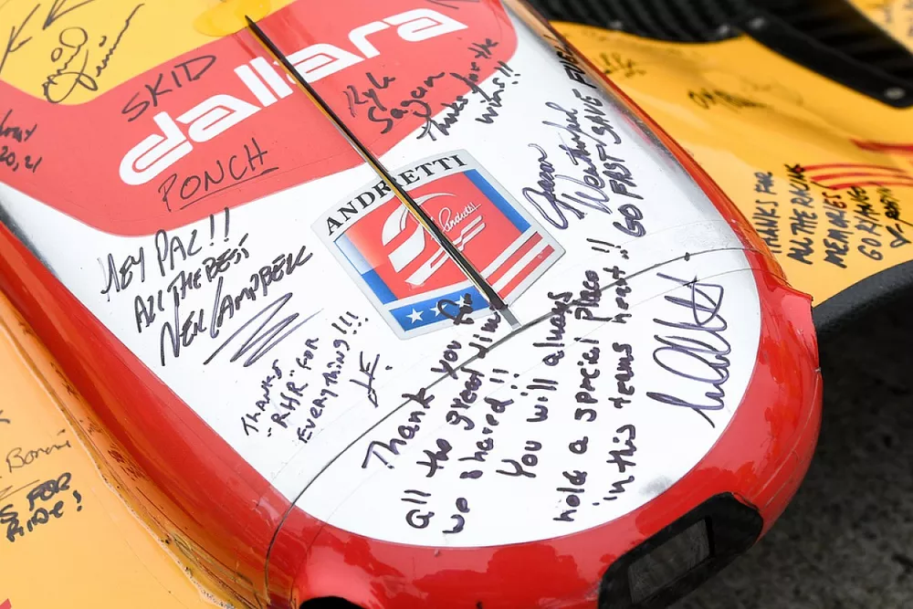 Aler&oacute;n delantero del coche de Ryan Hunter-Reay, Andretti Autosport Honda con firmas