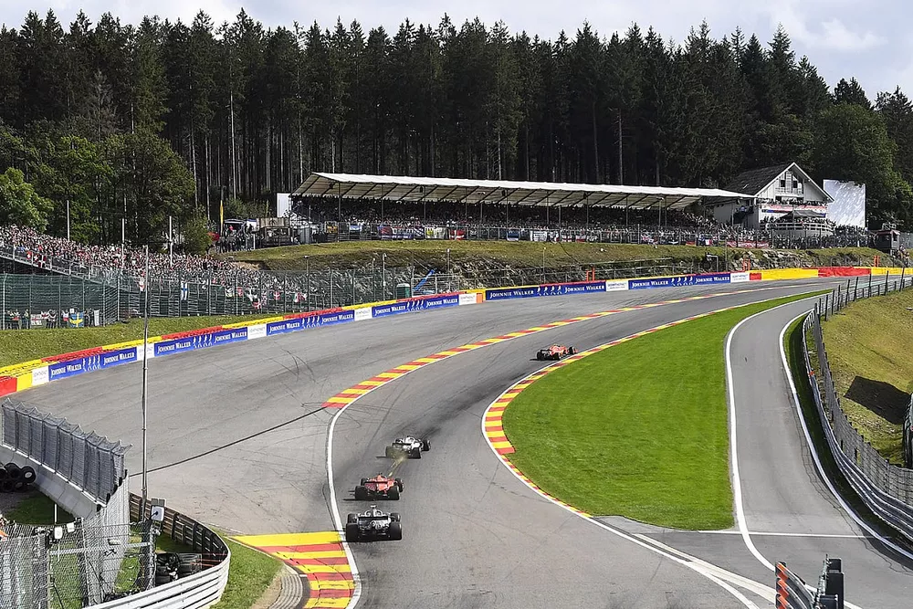 Charles Leclerc, Ferrari SF90, voor Sebastian Vettel, Ferrari SF90, Lewis Hamilton, Mercedes AMG F1 W10 en Valtteri Bottas, Mercedes AMG W10 