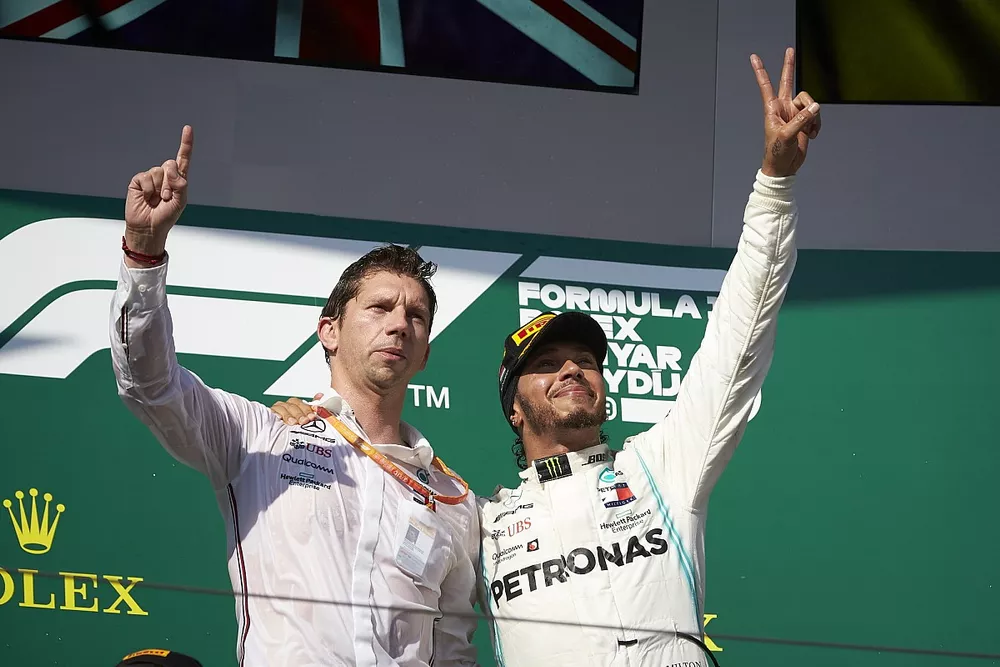 Podio: ganador Lewis Hamilton, Mercedes AMG F1 y  James Vowles, Director de Estrategia de Motorsport, Mercedes AMG F1