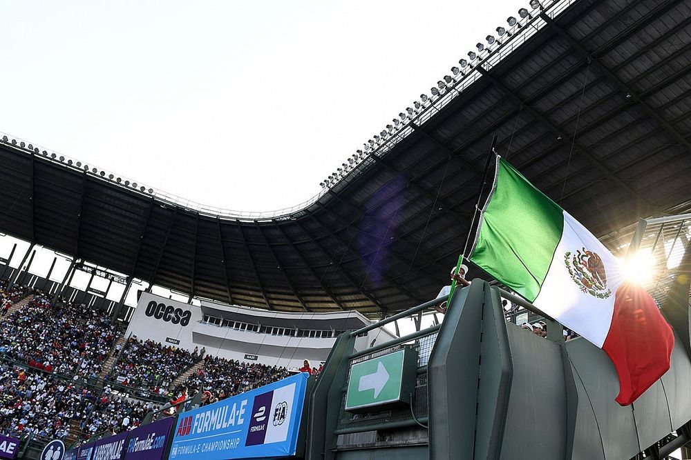 Aficionados con la bandera de M&eacute;xico en las gradas