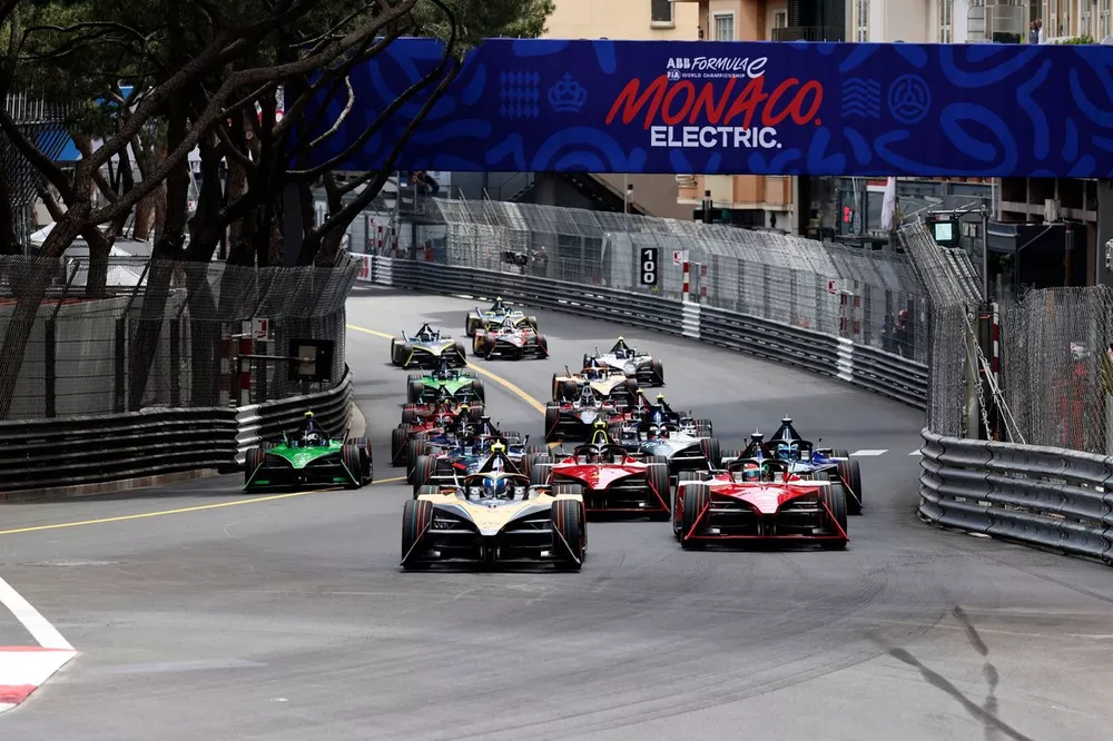 Jake Hughes, McLaren, e-4ORCE 04 Sacha Fenestraz, Nissan Formula E Team, Nissan e-4ORCE 04, Norman Nato, Nissan Formula E Team, Nissan e-4ORCE 04 at the start