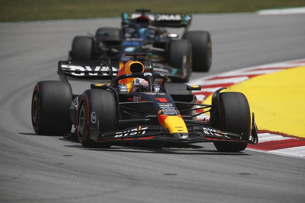 Max Verstappen, Red Bull Racing RB19, George Russell, Mercedes F1 W14