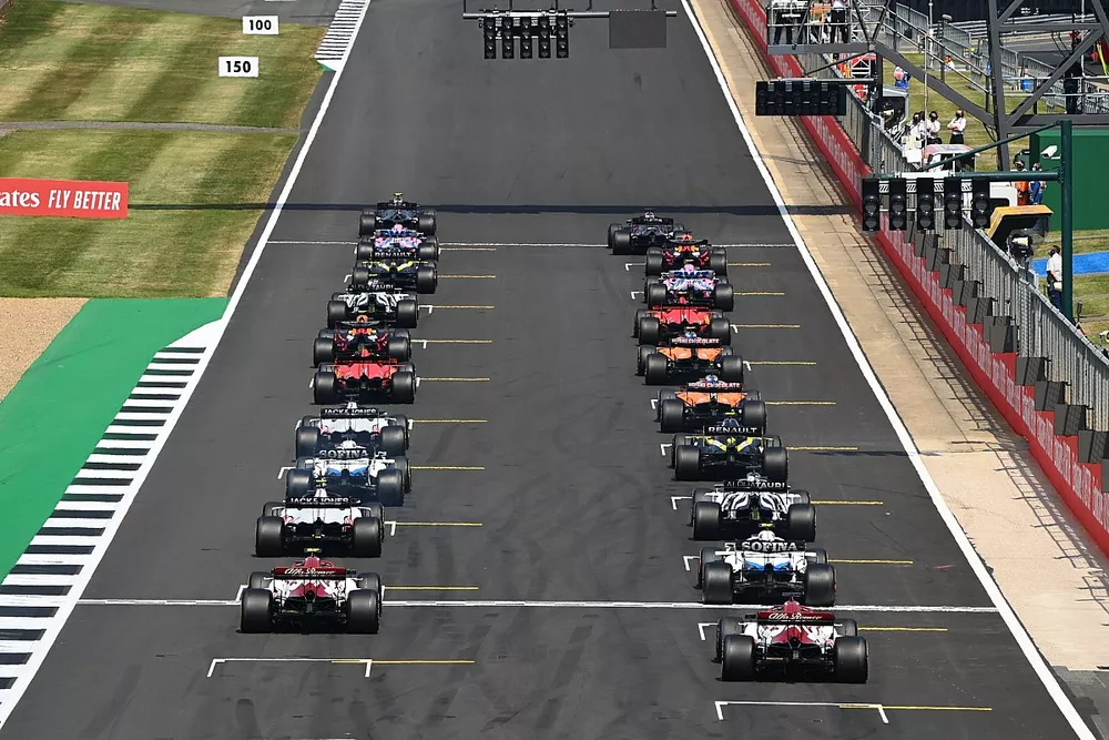 Start action, Valtteri Bottas, Mercedes F1 W11 leads