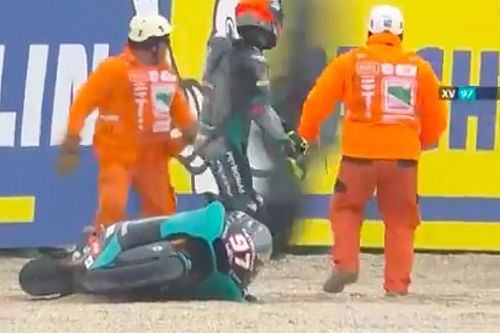 V&iacute;deo: los reflejos de los comisarios evitan una tragedia en Moto2