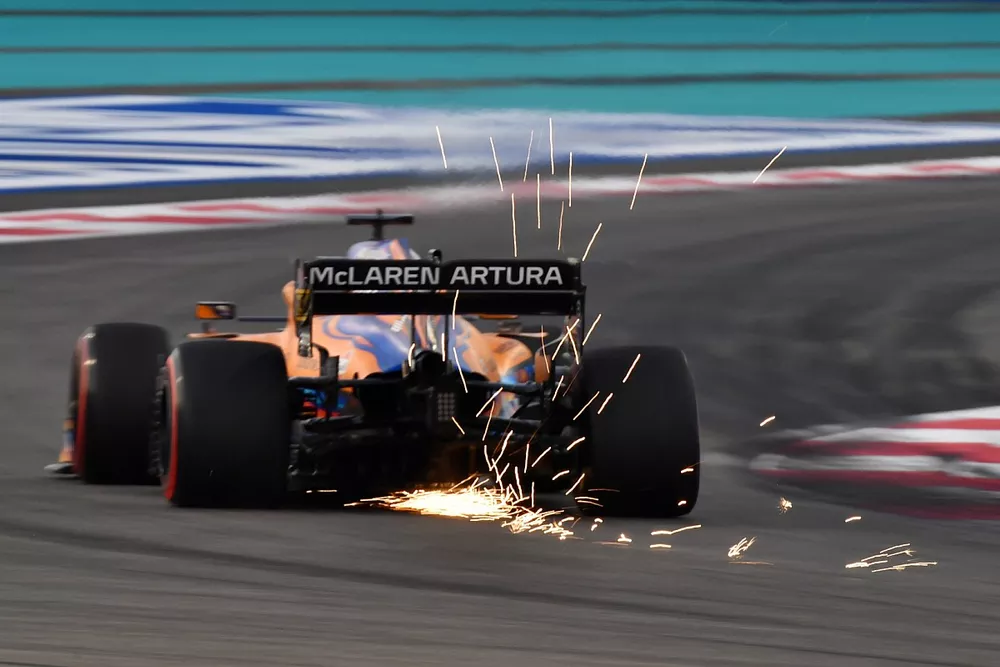 Daniel Ricciardo, McLaren MCL35M, echa chispas