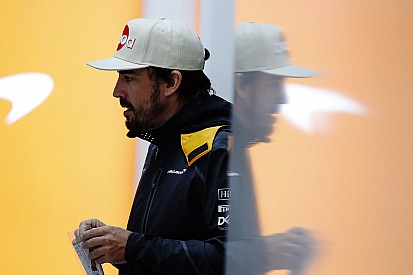 Alonso nem tudja sajnálni a Mercedest a problémája miatt