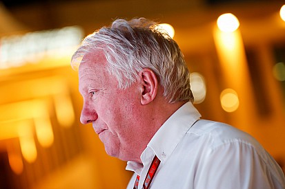 Tragédia: elhunyt Charlie Whiting, az F1 versenyigazgatója