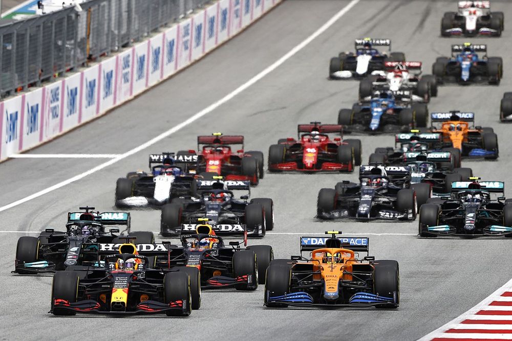 Max Verstappen, Red Bull Racing RB16B, Lando Norris, McLaren MCL35M, Sergio Pérez, Red Bull Racing RB16B, Lewis Hamilton, Mercedes W12, Valtteri Bottas, Mercedes W12, Pierre Gasly, AlphaTauri AT02, al inicio