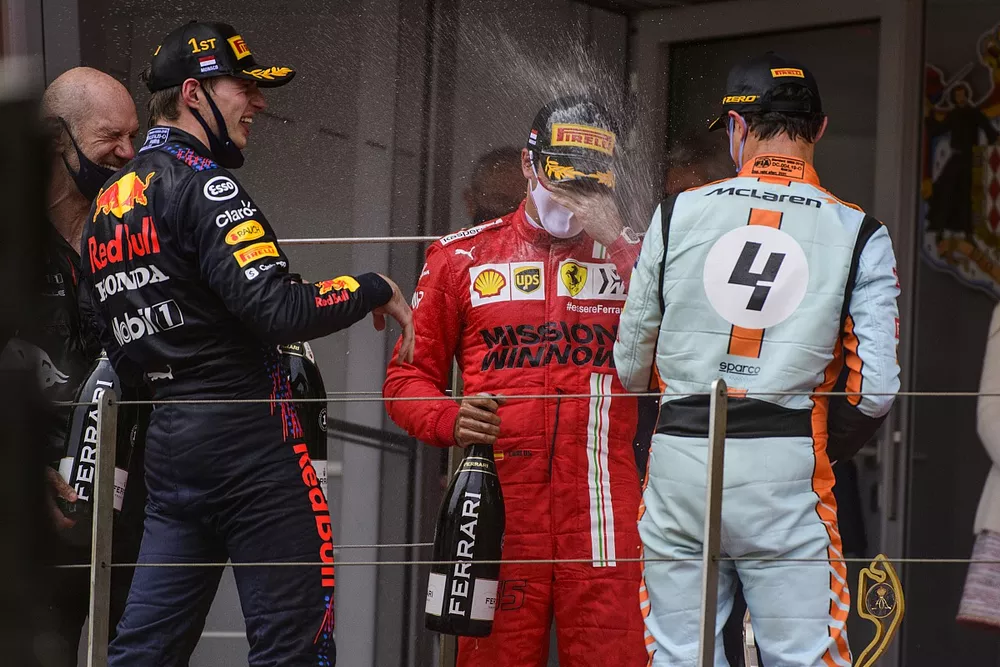 Podio: ganador Max Verstappen, Red Bull Racing, segundo lugar Carlos Sainz Jr., Ferrari, y tercer lugar Lando Norris, McLaren