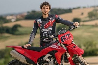 V&iacute;deo: Ducati personaliza su Desmo450 MX para Bagnaia y prepara la de M&aacute;rquez