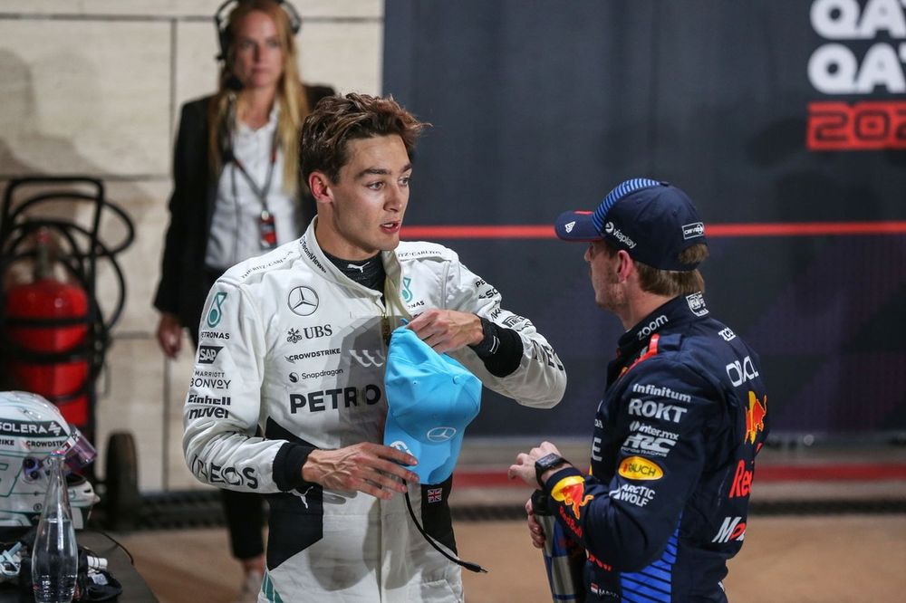 Pole man Max Verstappen, Red Bull Racing, George Russell, Mercedes-AMG F1 Team, gesprek in Parc Ferme 