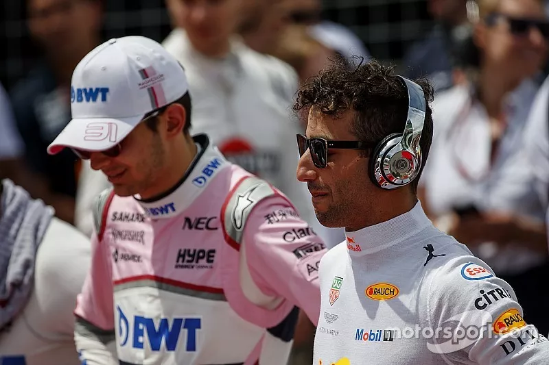 Esteban Ocon, Force India, et Daniel Ricciardo, Red Bull Racing, sur la grille pour l'hymne national
