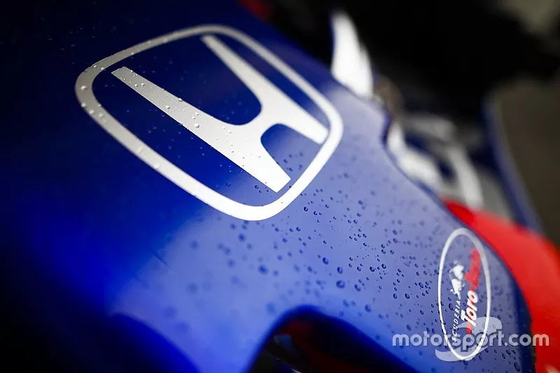 Honda-logo op de neus van de Toro Rosso STR13