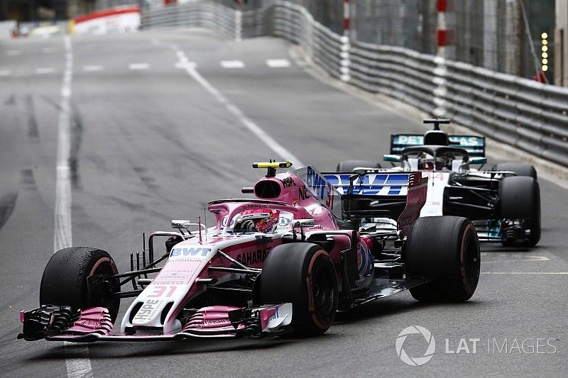 Esteban Ocon, Force India VJM11, voor Lewis Hamilton, Mercedes AMG F1 W09