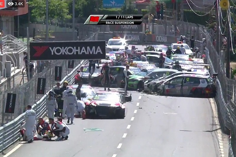 Óriási tömegkarambollal kezdődött a WTCR szombati versenye - videó