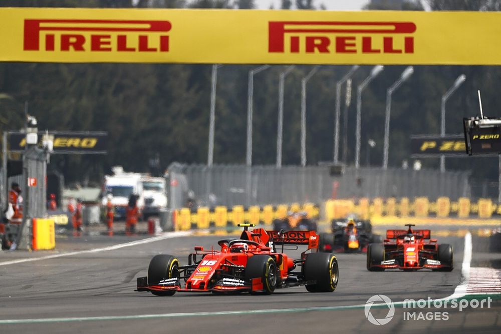 Charles Leclerc, Ferrari SF90, Sebastian Vettel, Ferrari SF90, y Alexander Albon, Red Bull RB15