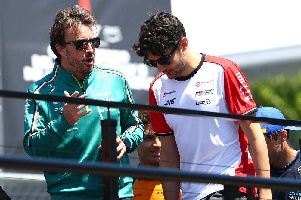 Fernando Alonso, Aston Martin Racing, Esteban Ocon, Haas F1 Team
