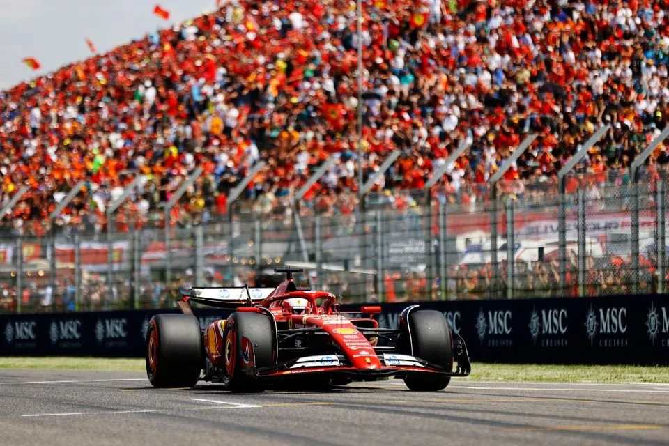 Charles Leclerc, Ferrari SF-24, arrive sur la grille