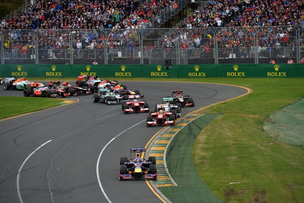 Sebastian Vettel, Red Bull Racing RB9, lidera la carrera en la salida