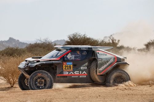 Em megaoperação, Dacia mira astro brasileiro para completar 'seleção' do Dakar 2026