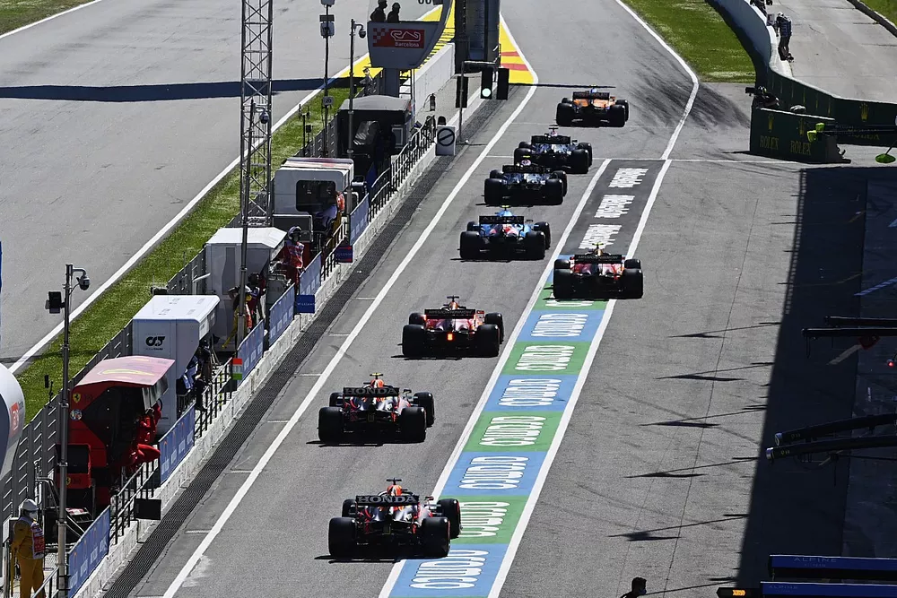 Lando Norris, McLaren MCL35M, y los dem&aacute;s  pilotos salen de los boxes durante la clasificaci&oacute;n
