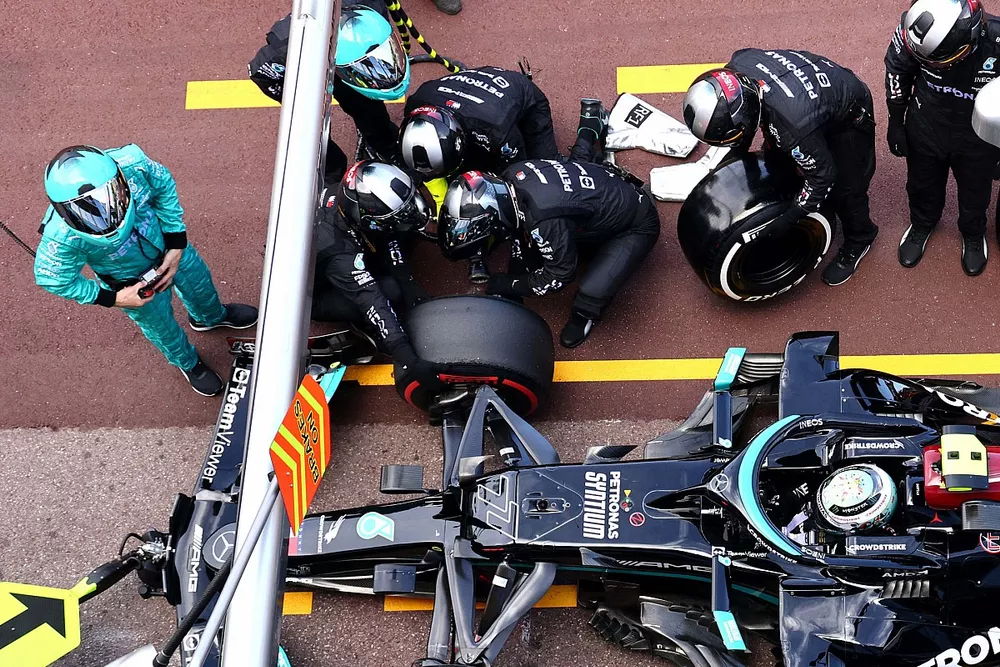 Valtteri Bottas, Mercedes W12, has a pit stop issue that to retirement