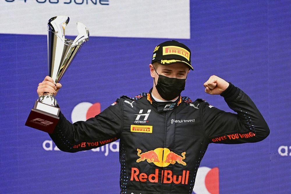 Juri Vips, Hitech Grand Prix, 1st position, on the podium