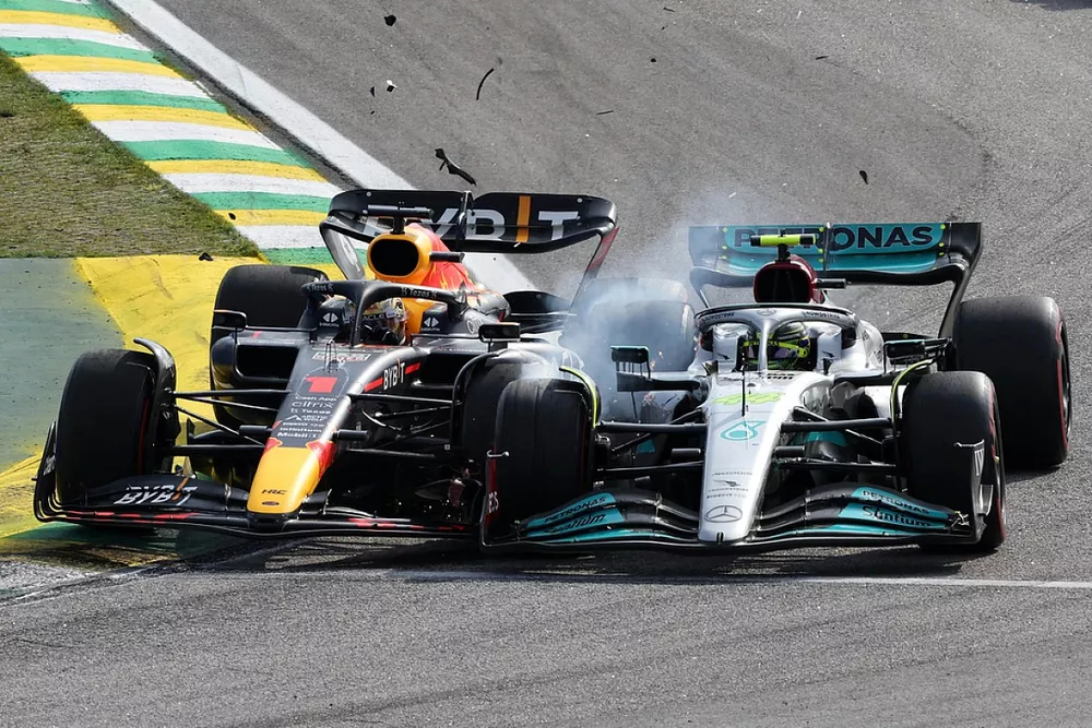 Max Verstappen, Red Bull Racing RB18, collides with Lewis Hamilton, Mercedes W13