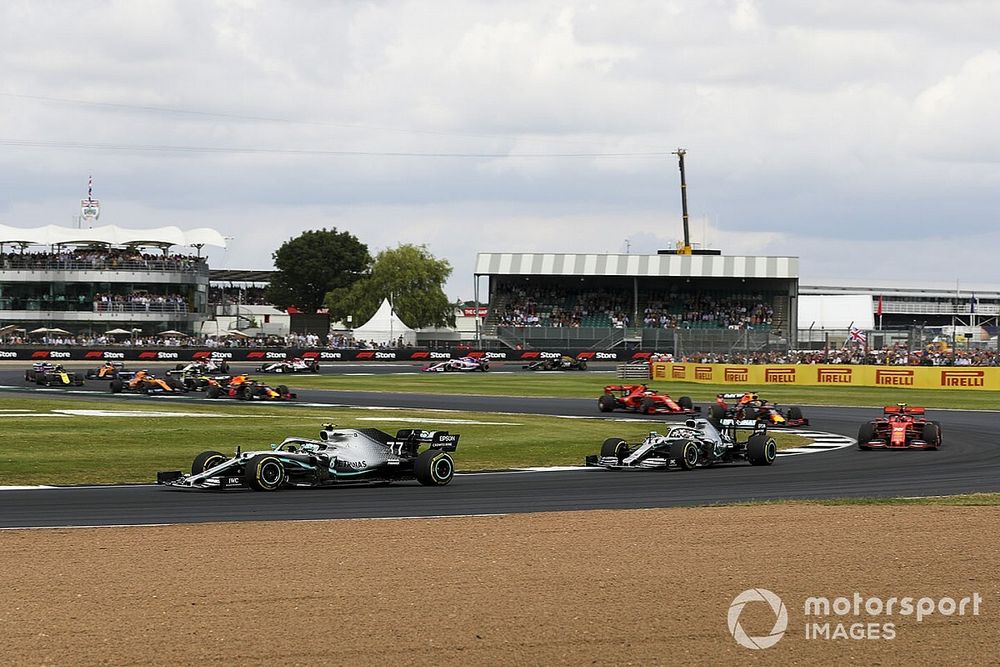 Valtteri Bottas, Mercedes AMG W10 devant Lewis Hamilton, Mercedes AMG F1 W10 et Charles Leclerc, Ferrari SF90 au début de la course