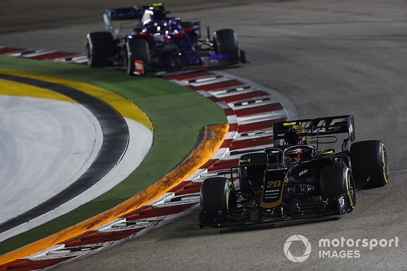 Kevin Magnussen, Haas F1 Team VF-19, leads Pierre Gasly, Toro Rosso STR14