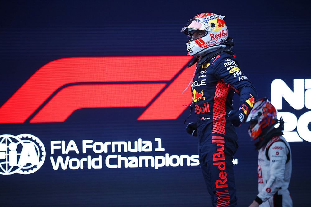 Max Verstappen, Red Bull Racing, 1&ordf; posici&oacute;n, celebra su llegada al Parc Ferme