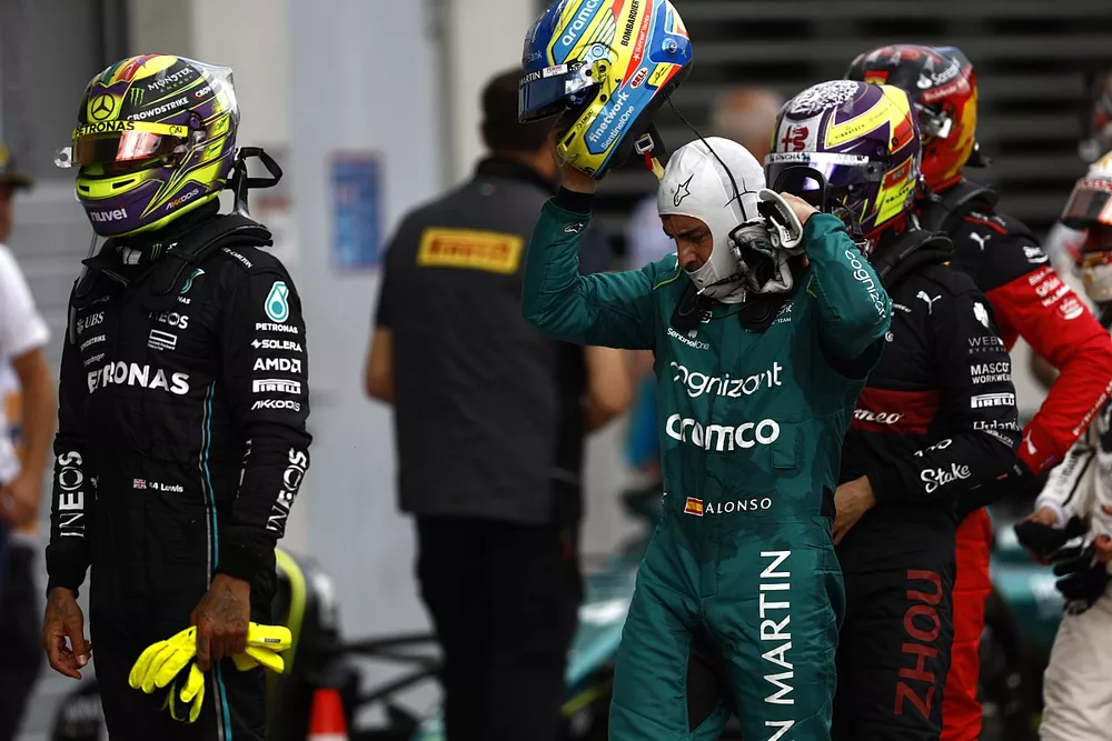 Lewis Hamilton, Mercedes-AMG, Fernando Alonso, Aston Martin F1 Team, Zhou Guanyu, Alfa Romeo F1 Team, en Parc Ferme