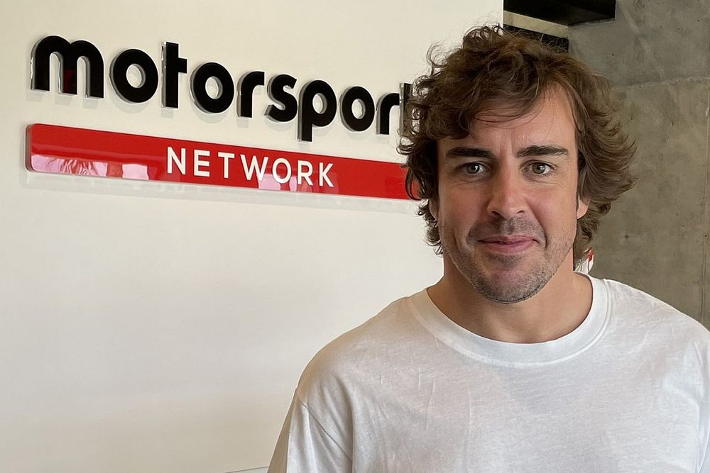 Fernando Alonso, Alpine visits Motorsport Network office in Miami
