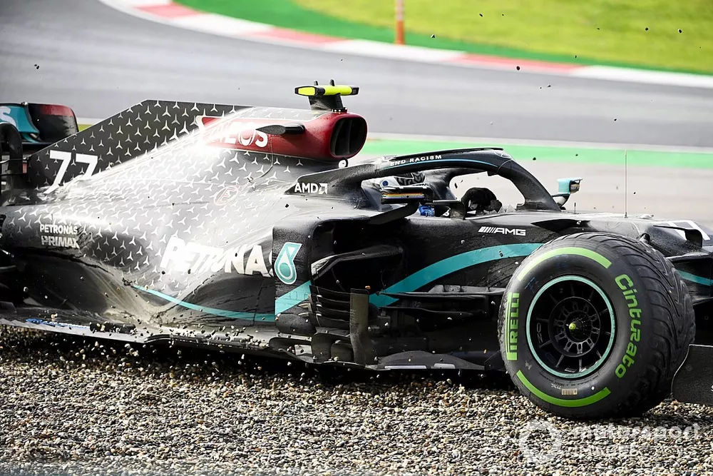 Valtteri Bottas, Mercedes F1 W11, spins into the gravel