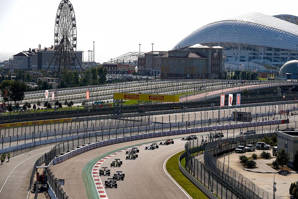 Lewis Hamilton, Mercedes F1 W11, Valtteri Bottas, Mercedes F1 W11, Max Verstappen, Red Bull Racing RB16