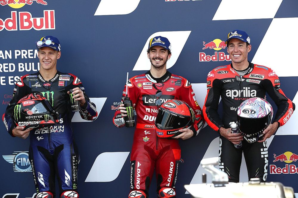 Los 3 primeros de la clasificación: segundo Fabio Quartararo, Yamaha Factory Racing, ganador de la pole Francesco Bagnaia, Ducati Team, tercero Aleix Espargaró, Aprilia Racing Team