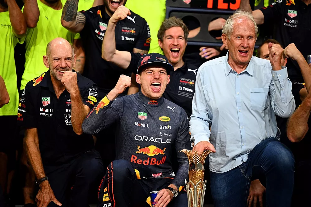 Race winnaar Max Verstappen, Red Bull Racing viert met zijn team