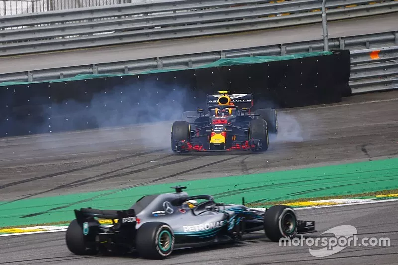 Lewis Hamilton, Mercedes AMG F1 W09, pasas a Max Verstappen, Red Bull Racing RB14 Tag Heuer, despu&eacute;s de chocar con Esteban Ocon, Force India VJM11 Mercedes. 