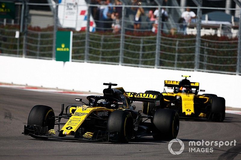 Nico Hulkenberg, Renault Sport F1 Team R.S. 18, leads Carlos Sainz Jr., Renault Sport F1 Team R.S. 18 